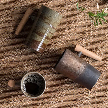 Nordic Aarde Mok – Handgemaakte Keramische Koffiekop met Houten Handvat