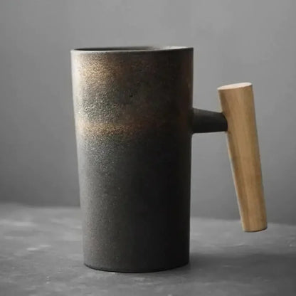 Nordic Aarde Mok – Handgemaakte Keramische Koffiekop met Houten Handvat