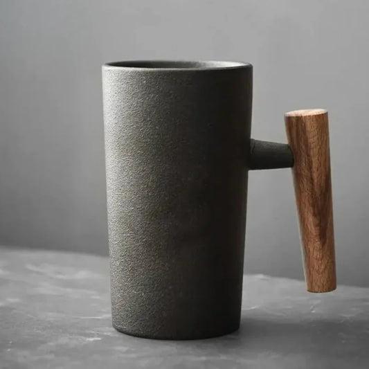 Nordic Aarde Mok – Handgemaakte Keramische Koffiekop met Houten Handvat
