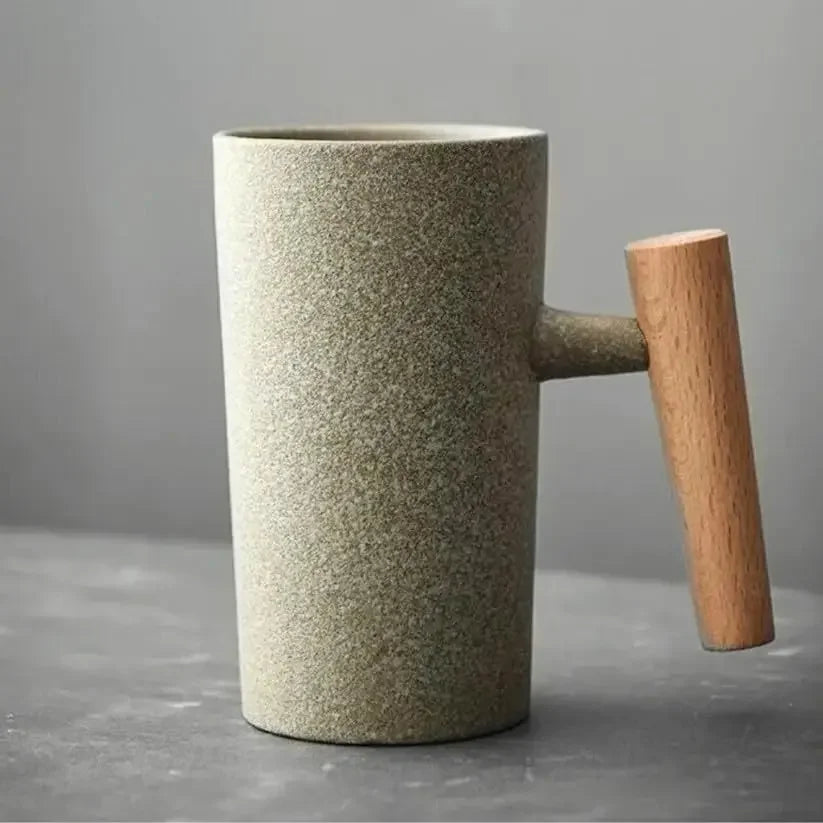 Nordic Aarde Mok – Handgemaakte Keramische Koffiekop met Houten Handvat