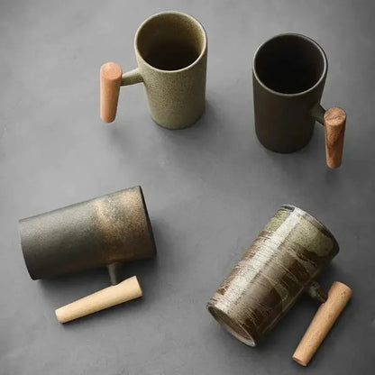 Nordic Aarde Mok – Handgemaakte Keramische Koffiekop met Houten Handvat