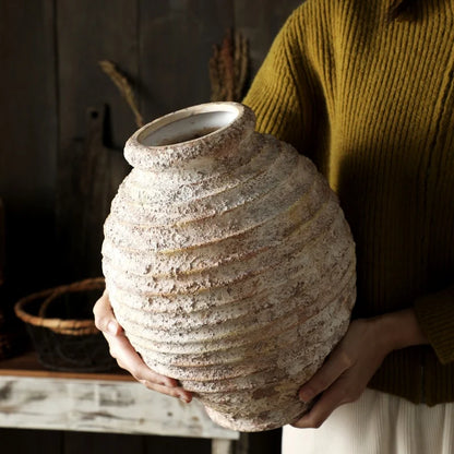 Retro Nostalgische Ruwe Aardewerken Vaasje – 21,5 cm Hoog – Vintage Handgemaakte Stijl
