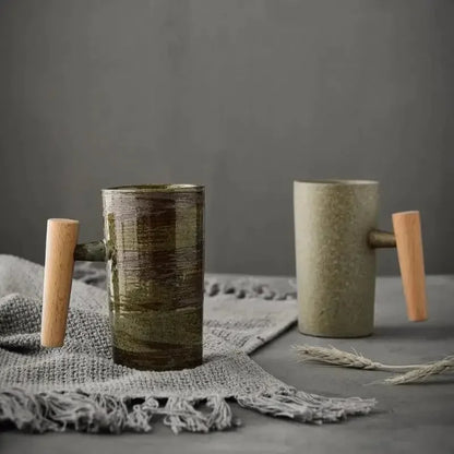 Nordic Aarde Mok – Handgemaakte Keramische Koffiekop met Houten Handvat