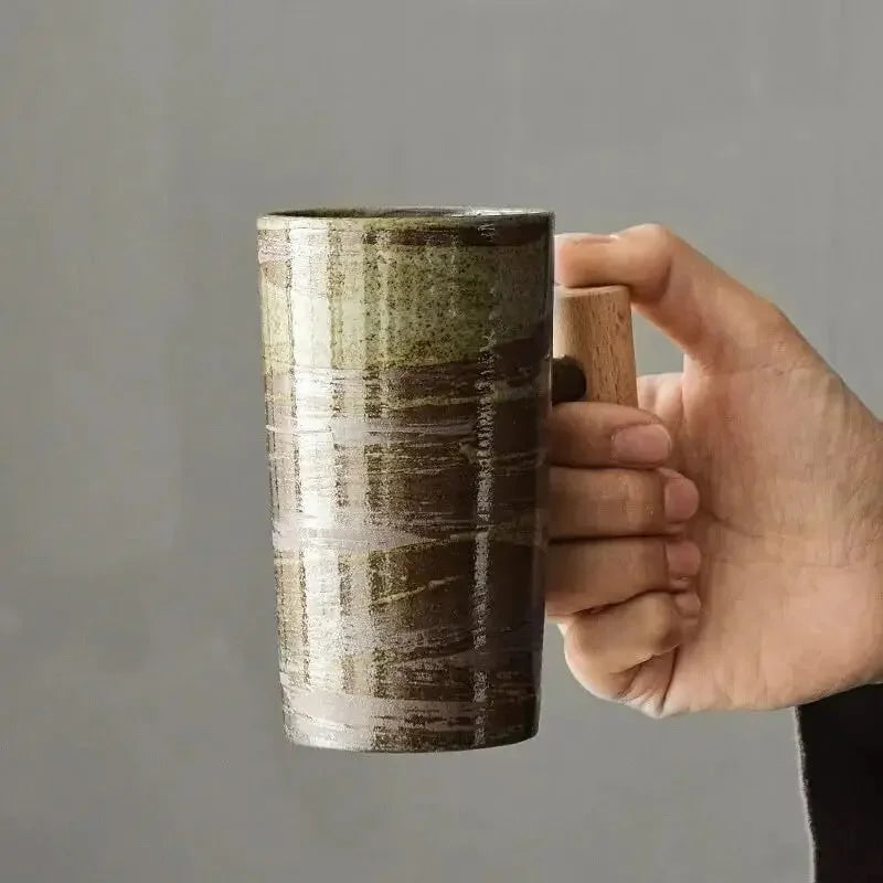 Nordic Aarde Mok – Handgemaakte Keramische Koffiekop met Houten Handvat