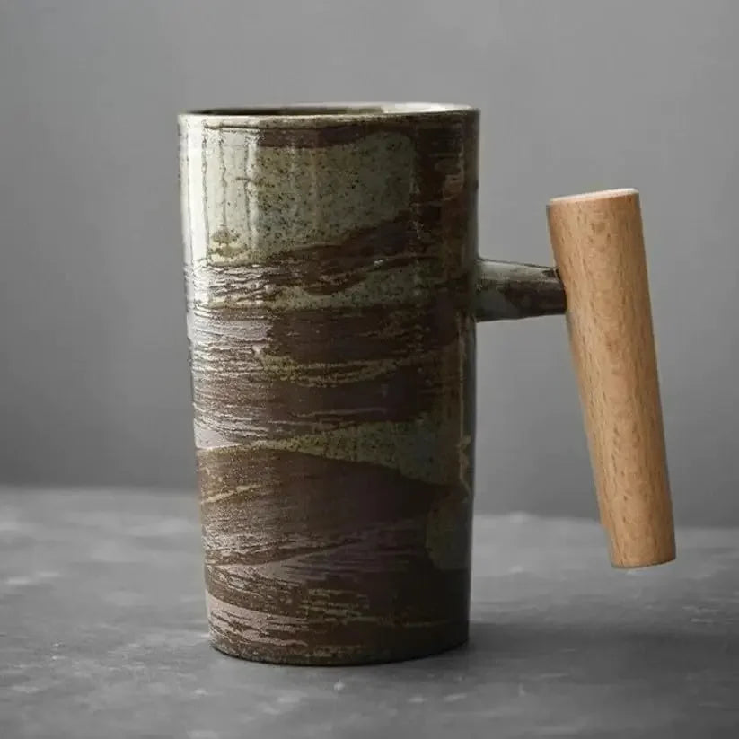 Nordic Aarde Mok – Handgemaakte Keramische Koffiekop met Houten Handvat